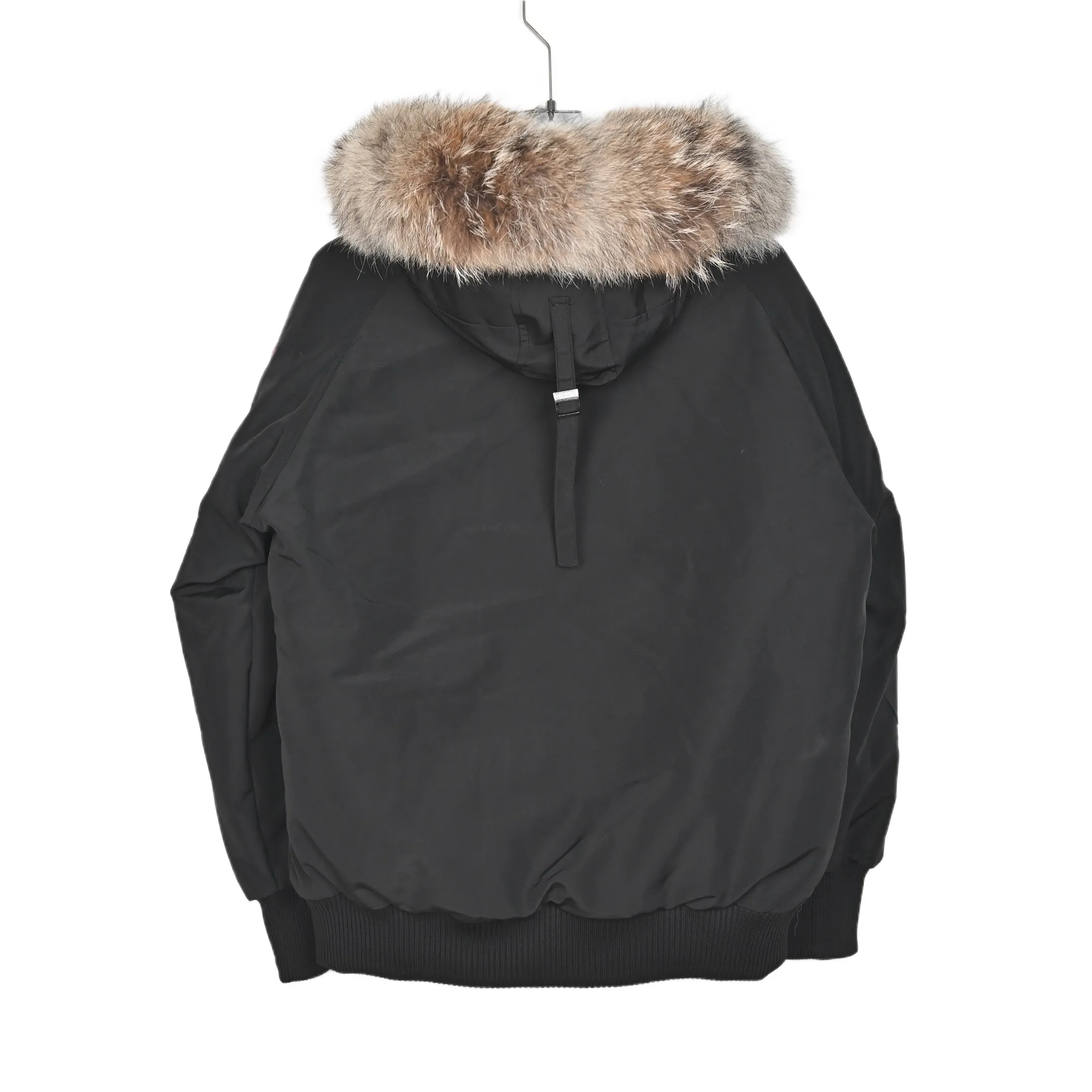 P720 𝐂𝐚𝐧𝐚𝐝𝐚 𝐆𝐨𝐨𝐬𝐞 𝐄𝐱𝐩𝐞𝐝𝐢𝐭𝐢𝐨𝐧 𝟕𝟗𝟗𝟗𝐌 Canada Goose Model 01 Short Down Jacket 🔝Product color: black, off-white, graphite gray, navy blue, sky blue 🔝Product size: XS S M L 2️⃣Exclusively customized 18-count fabrics with the same ZP. Using "Arctic Tech" fabric technology, the outer fabric is 84.5% polyester fiber and 15.5% cotton, the lining is 100% cotton fiber, and the padding is 100% polyester fiber. It is durable, waterproof, windproof, cold-resistant and warm. 3️⃣The lining is made of 40D Nylon AC oil-based glue, with level 5 single-dye fastness. The collar flannel is made of original high-density mercerized velvet, and the pocket fabric is made of elastic high-density polar fleece, which is soft and skin-friendly. The bile cloth is made of 330T polyester anti-velvet No. 7 needle to prevent lint from running away. If there is lint running away, it will be given away for free! 4️⃣The JUKI large-scale sewing machine imported from Japan is professional in stitching and seaming. It completely follows the original 106 stitches on the whole piece of clothing and is reinforced throughout. The length of each jujube follows the original one and is fixed at 1-1.1cm. The density and length are the same as the original one. 5️⃣Yoshida YKK original zipper, Y-shaped double hook Velcro, and the cuffs are made of custom thickened seamless threads. This year, high-elastic spandex gold thread is added to the cuff thread to increase elasticity and strength. From fabrics and gallbladders to buttons and drawstrings, all are custom-developed and authentic. 6️⃣The imported Tajima embroidery machine is used to customize the chest logo with thousands of needles. The pattern is full and three-dimensional, and it is infinitely close to the original product. 7. The fur collars are made from western coyote skins imported from Canada. We purchased 10,000 top-quality fur collars in the spring. The width of the fur collars is 14cm and the length is 55cm. This winter, the quality of the fur collars will be stable throughout the season, eliminating the uneven quality of fur collars in the middle and later stages! 7️⃣Packaging is in a three-dimensional handbag with cards included. It’s more impressive to give it away and keep it for yourself.
